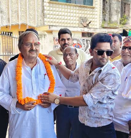 आशीष सिंह बंटी, निर्माता प्रहलाद दास गुप्ता ने दर्शकों के साथ देखा भोजपुरी फिल्म ‘आंखें’ गोपीगंज में