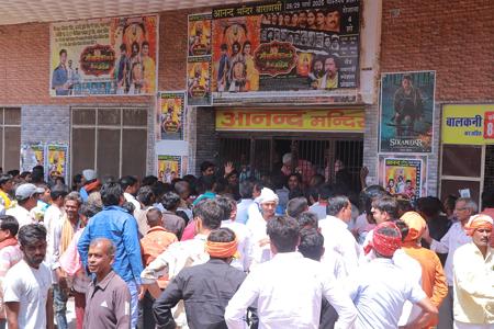 प्रिंस दीवाना की फ़िल्म ‘मां चंडिका धाम की महिमा’ का ग्रैंड प्रीमियर हुआ आनंद मंदिर सिनेमा, वाराणसी में