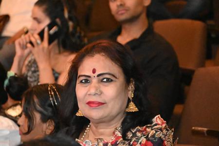 समाजसेवेतल्या उल्लेखनीय कार्यासाठी संघमित्रा गायकवाड यांचा सन्मान; शक्तिमान भारत पुरस्कार ते दादासाहेब फाळके फॅशन अवॉर्डपर्यंत गौरवाची घोडदौड